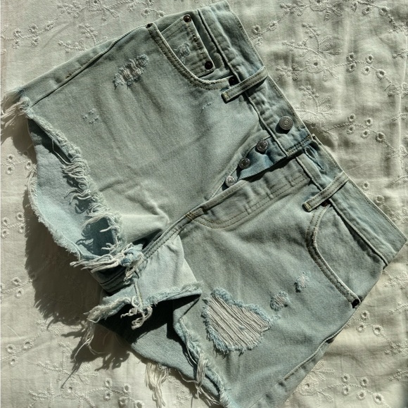 Levi’s Light Wash Denim Shorts (Size 26) - Picture 1 of 5